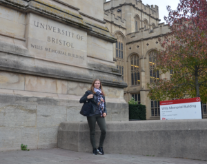 Praktikum in Bristol: Sara Kramm vor dem Wills Memorial Building in Bristol